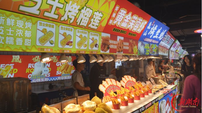 凤凰古城节日“夜经济”火热