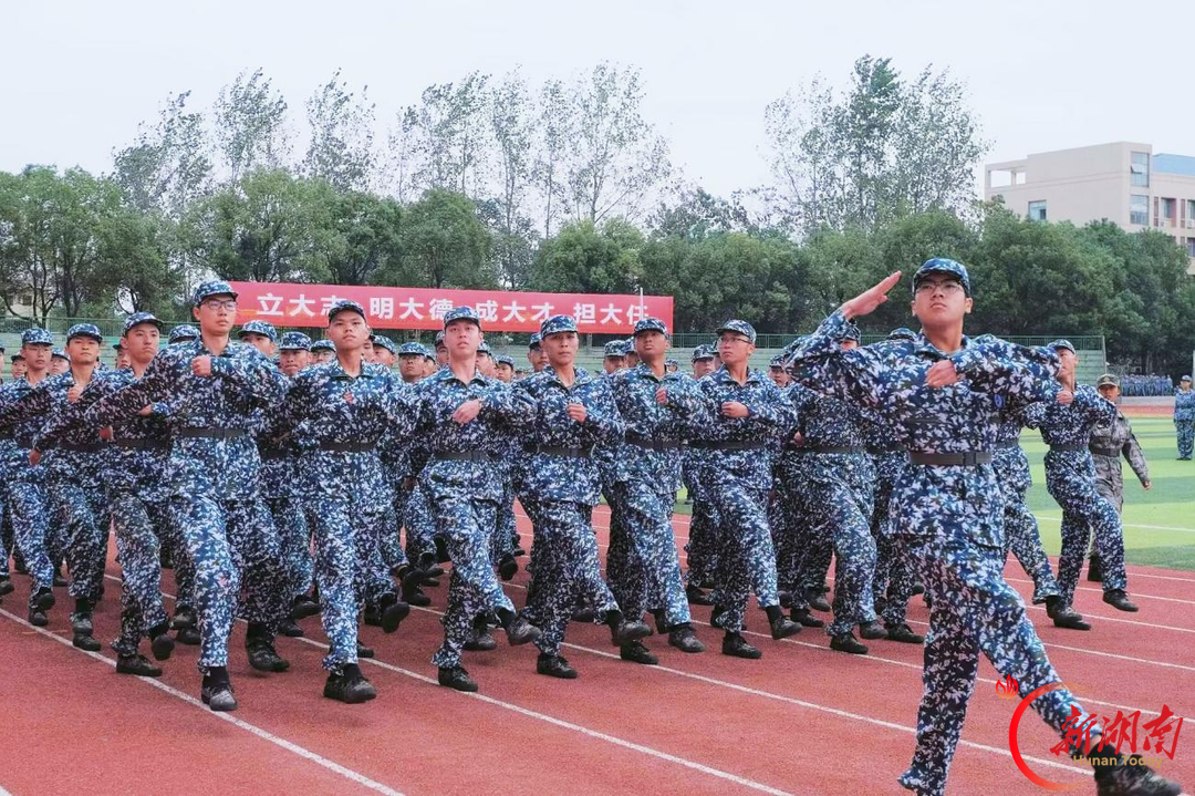 青春正步走丨迷彩展雄姿 青春砺初心——物电八连圆满完成方阵队评比