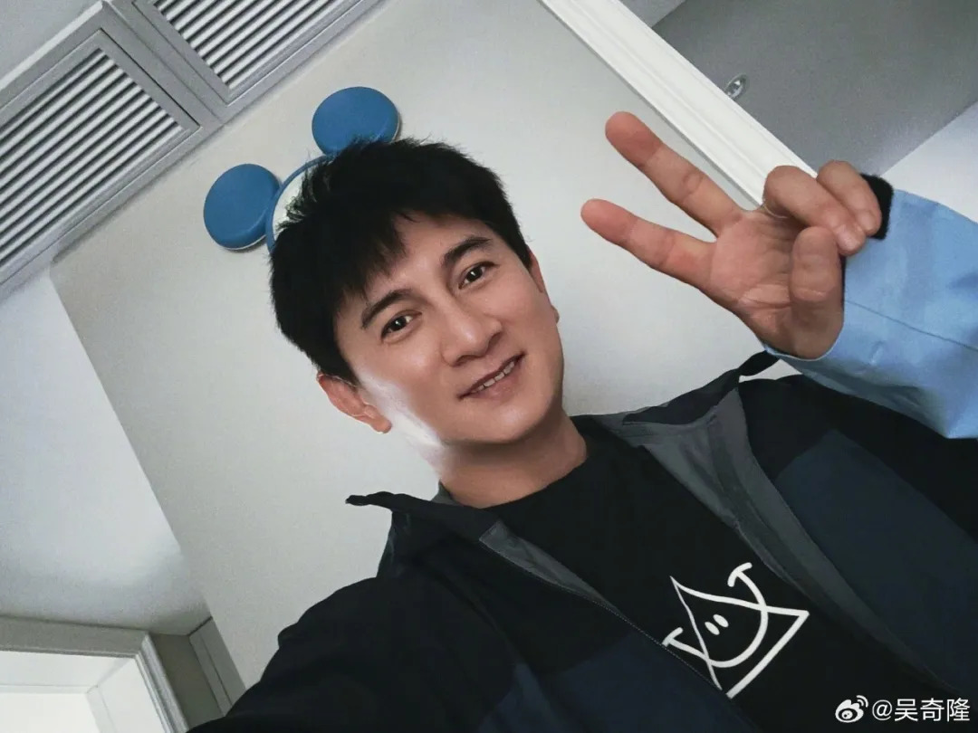 演员吴奇隆被曝因国庆期间手举国旗遭台湾取消活动,本人晒游览北京天坛视频称“我们国家”,回复网友“不赚钱也是这个立场”