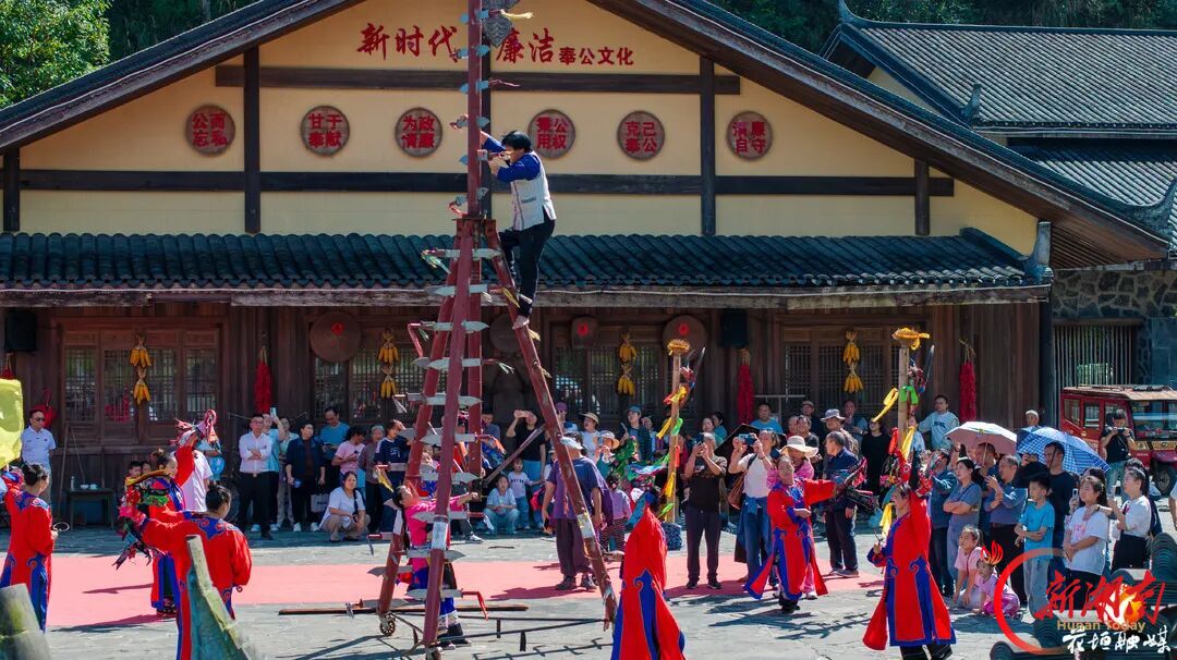 花垣十八洞村:红韵浓 非遗火