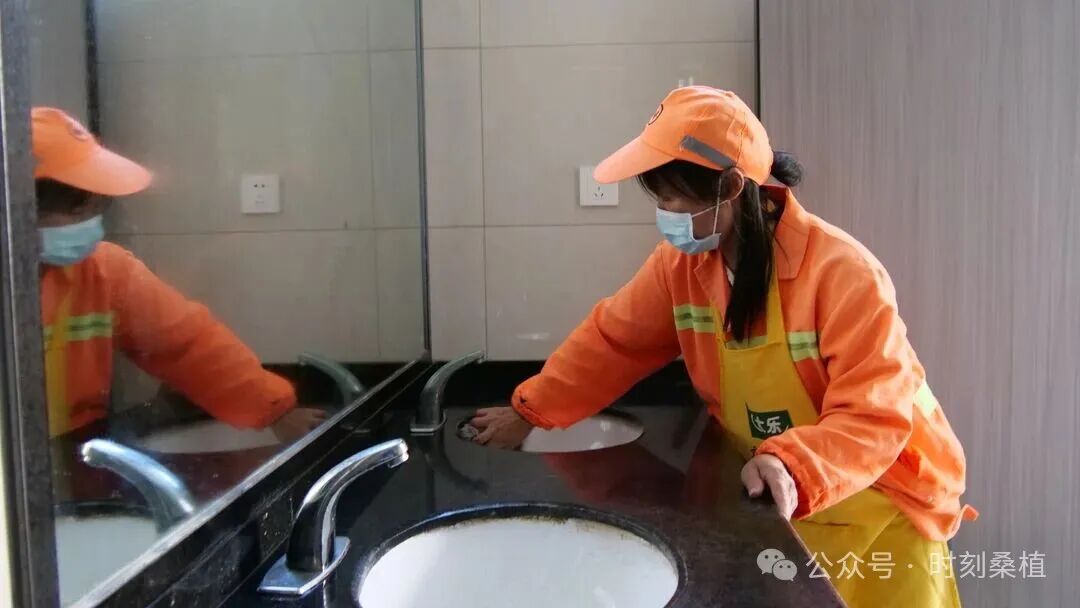 “十一”乐游张家界丨假期不停歇 环卫人擦亮城市文明窗口