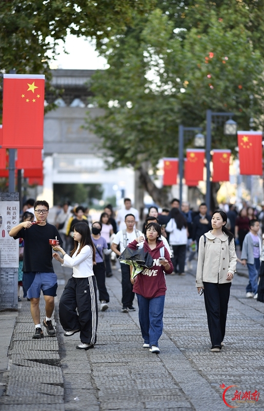 国庆假期尾声 长沙街巷热闹不减