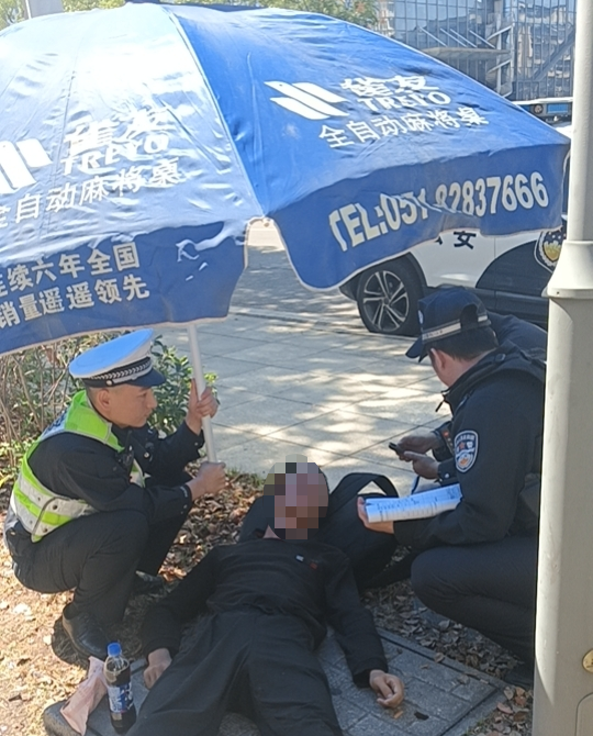 红色湘潭·礼赞国庆㊴丨务工人员低血糖晕倒路面,湘潭交警暖心救助渡难关