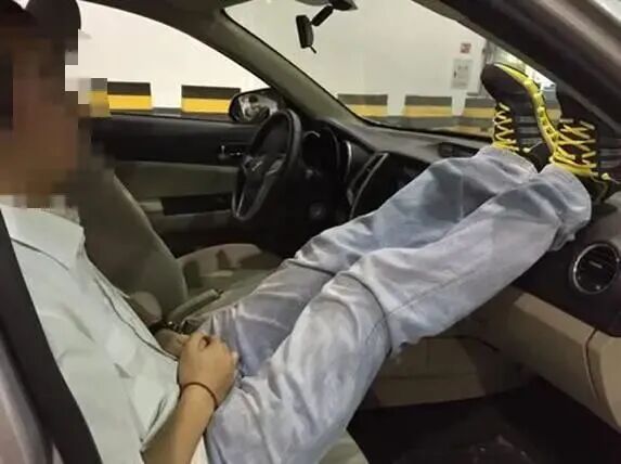 千万别用这个姿势坐车!安全风险极大
