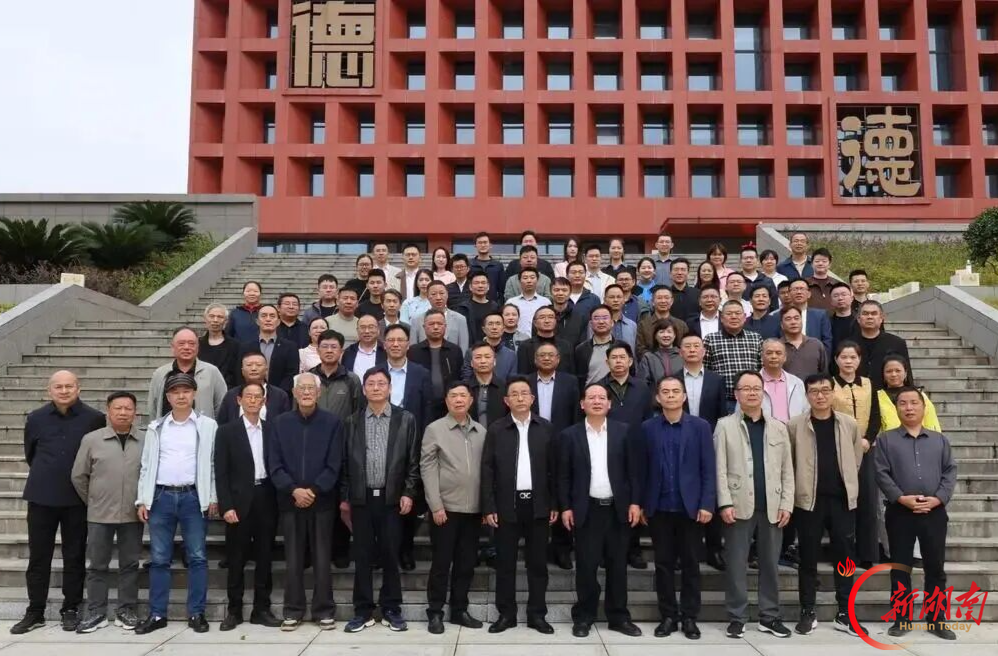 凝聚校友力量，共迎七十华诞，汨罗一中召开校友召集人（联络人）会议