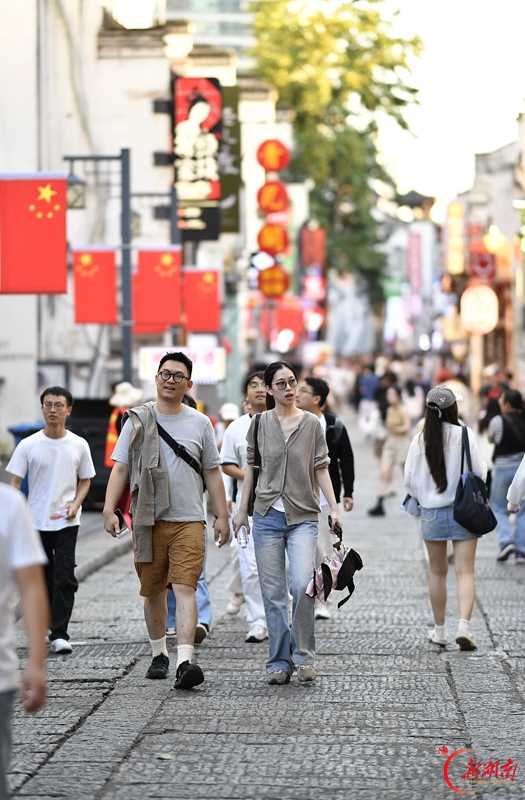 国庆假期尾声 长沙街巷热闹不减