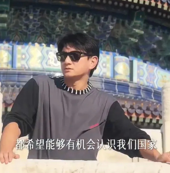 演员吴奇隆被曝因国庆期间手举国旗遭台湾取消活动,本人晒游览北京天坛视频称“我们国家”,回复网友“不赚钱也是这个立场”