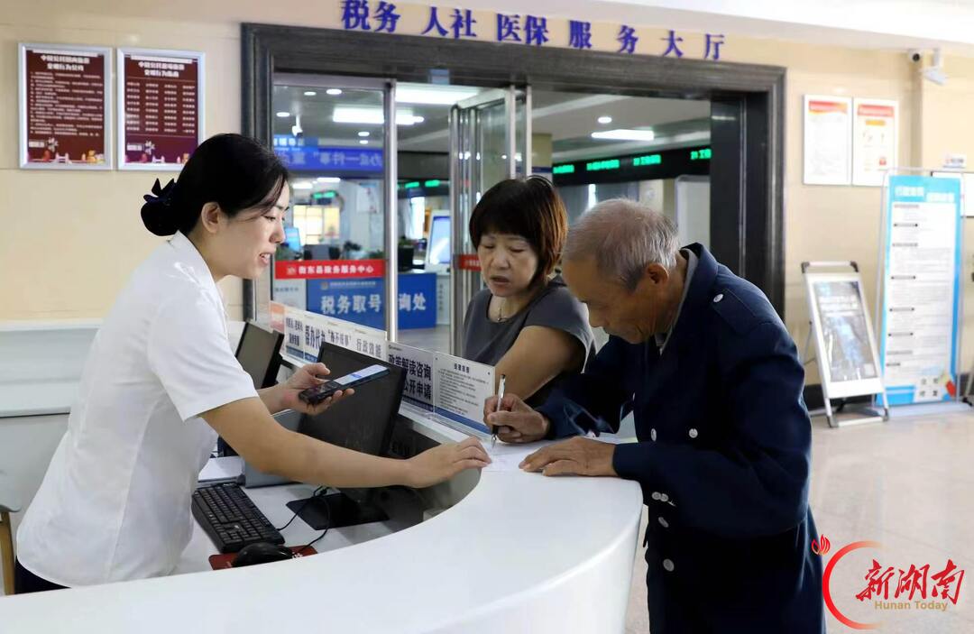 国庆我在岗｜高效办成一件事，便民利企不打烊 截至8月底，衡东县累计办理各类政务服务事项42.7万多件