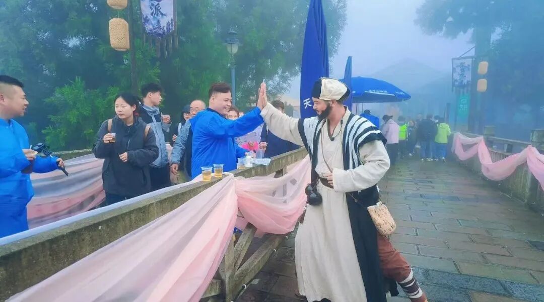 张家界武陵源：NPC互动圈粉 国庆假期好评如潮