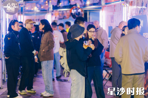 消费热力全开 客流销售双增长 松雅湖商圈多元狂欢点亮假日经济，持续激活县域商贸新活力