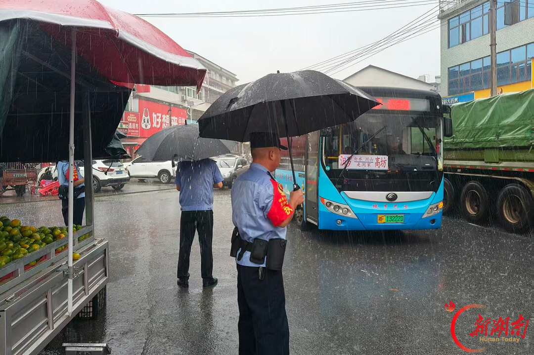 国庆秋雨里,汨罗“荧光黄”守护平安路