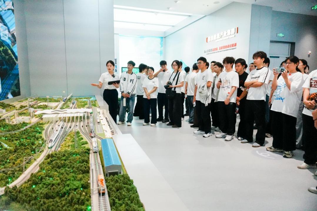 长理师生走进中车株洲所开展校企联建交流活动