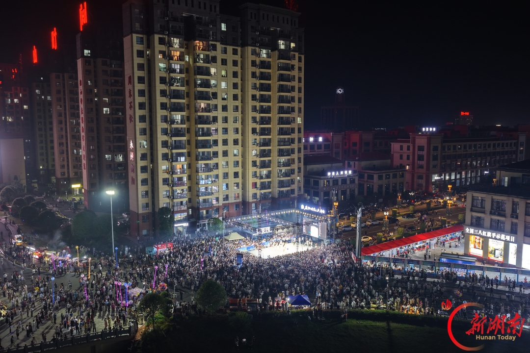 白天晒秋忙收获 夜晚登台唱欢歌 衡阳县:蒸阳歌舞耳边绕,田园风光眼中留