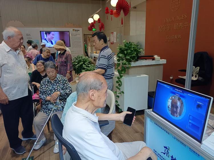 展厅天天有人体验,智慧养老产品为何“看的多买的少”?