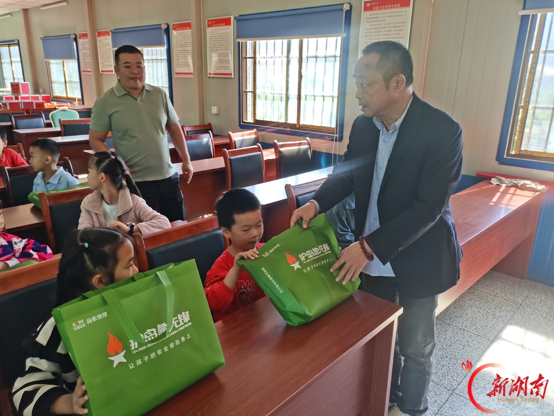 情暖乡村校园!湖南民族职业学院爱心校服送进湘阴县金龙镇华光小学