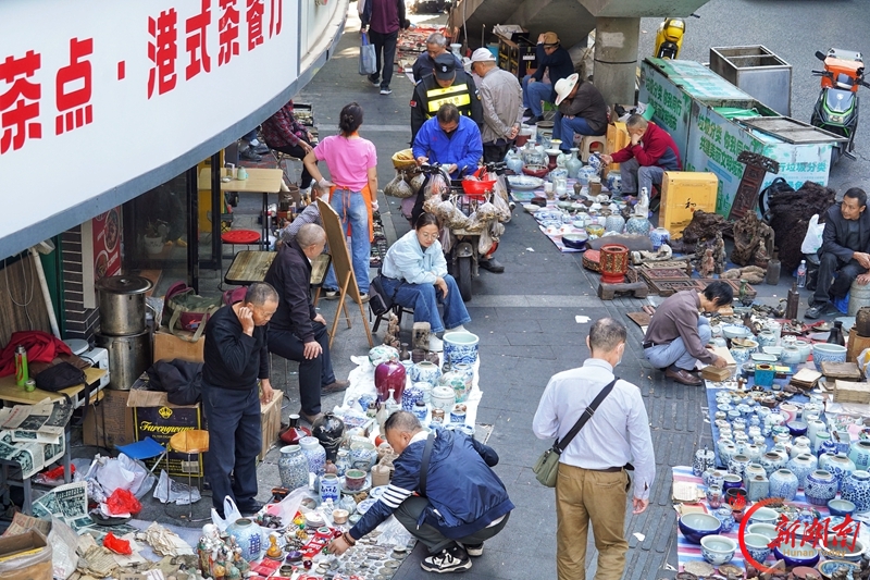 秋日古玩集市“淘宝”忙