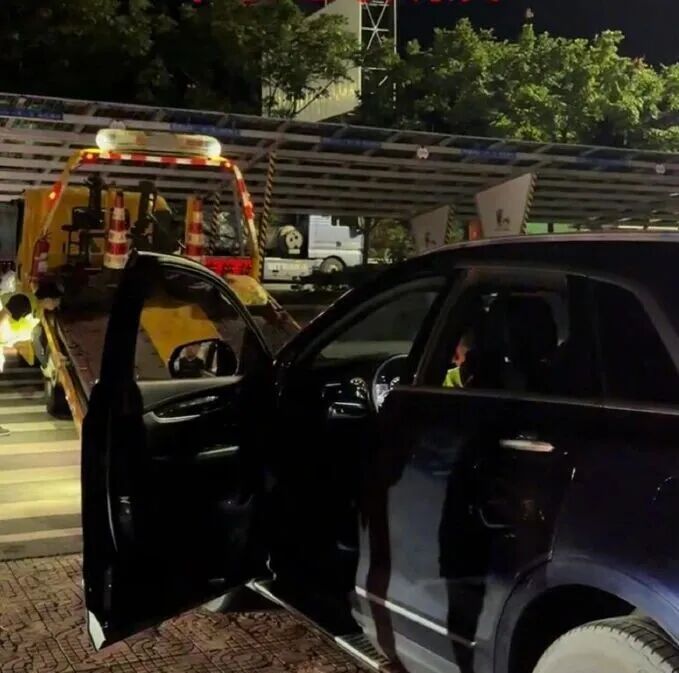 离加油站仅20米汽油耗尽，车主请加油员手动灌油被拒，只得花350元叫拖车，服务区致歉