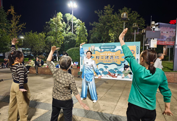 六大特色体验区点亮夜间健康生活!邵阳中医药夜市附二专场温情开市