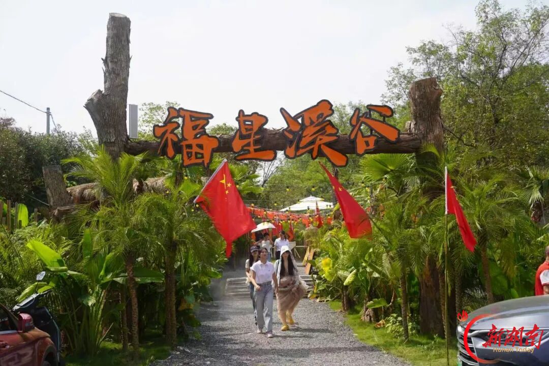 白天晒秋忙收获 夜晚登台唱欢歌  衡阳县：蒸阳歌舞耳边绕，田园风光眼中留