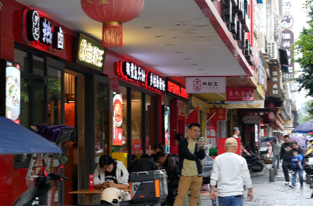 一碗米粉成“落地签”!国庆假期北湖区米粉一条街人气旺