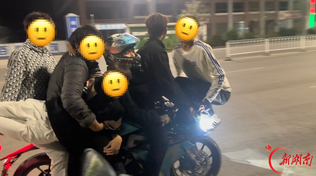 多人挤乘摩托车！交警警示：别让孩子拿生命冒险