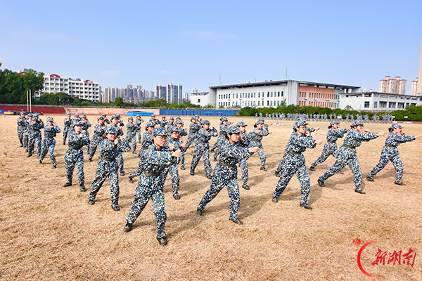 青春正步走丨朝露砺志 烈日铸魂