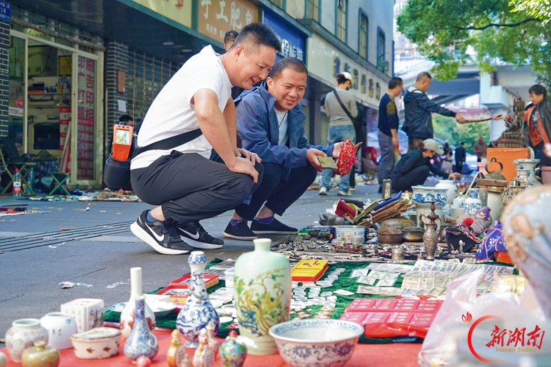 秋日古玩集市“淘宝”忙