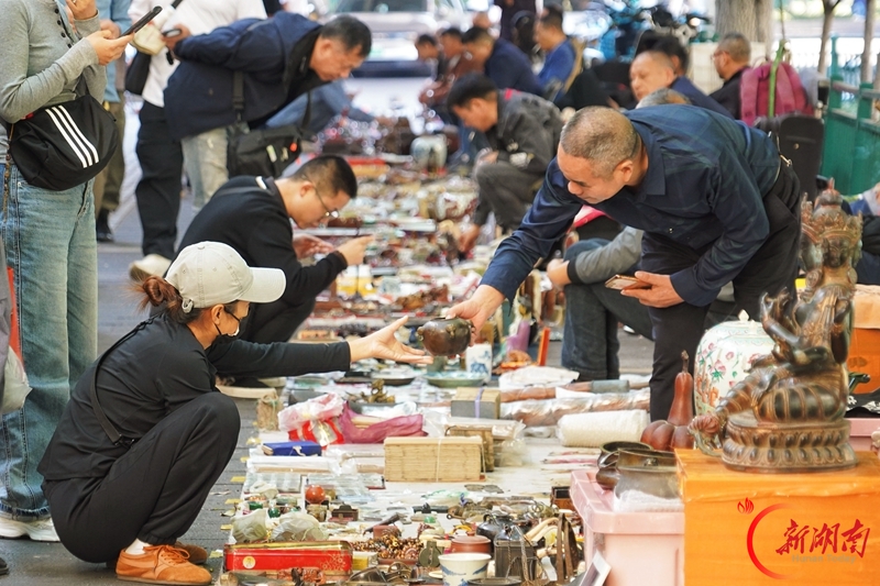 秋日古玩集市“淘宝”忙