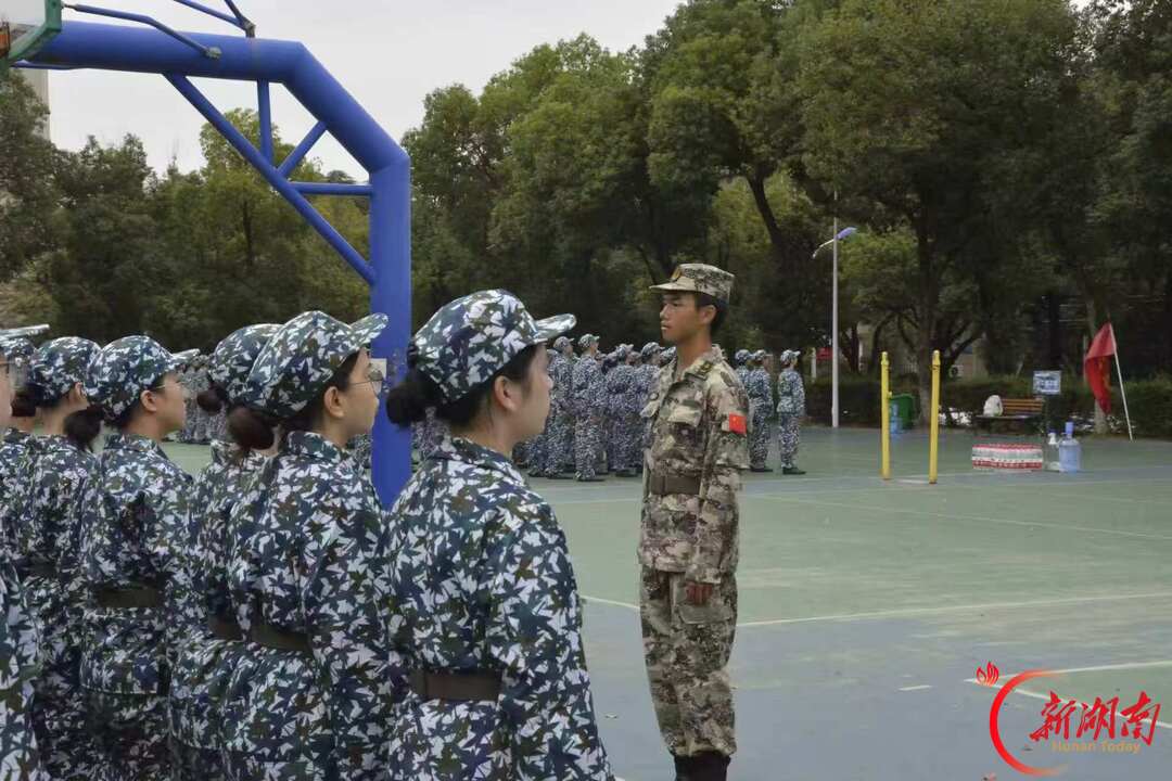 青春正步走丨直击大学军训场：以陪伴见证迷彩成长