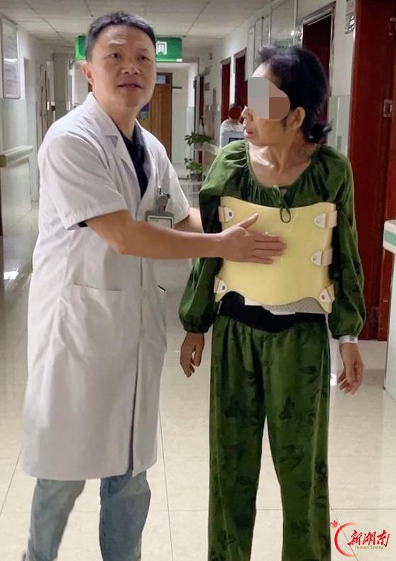 多学科协作 怀化市中心医院鹤城院区完成高难度复杂脊柱结核联合重建手术