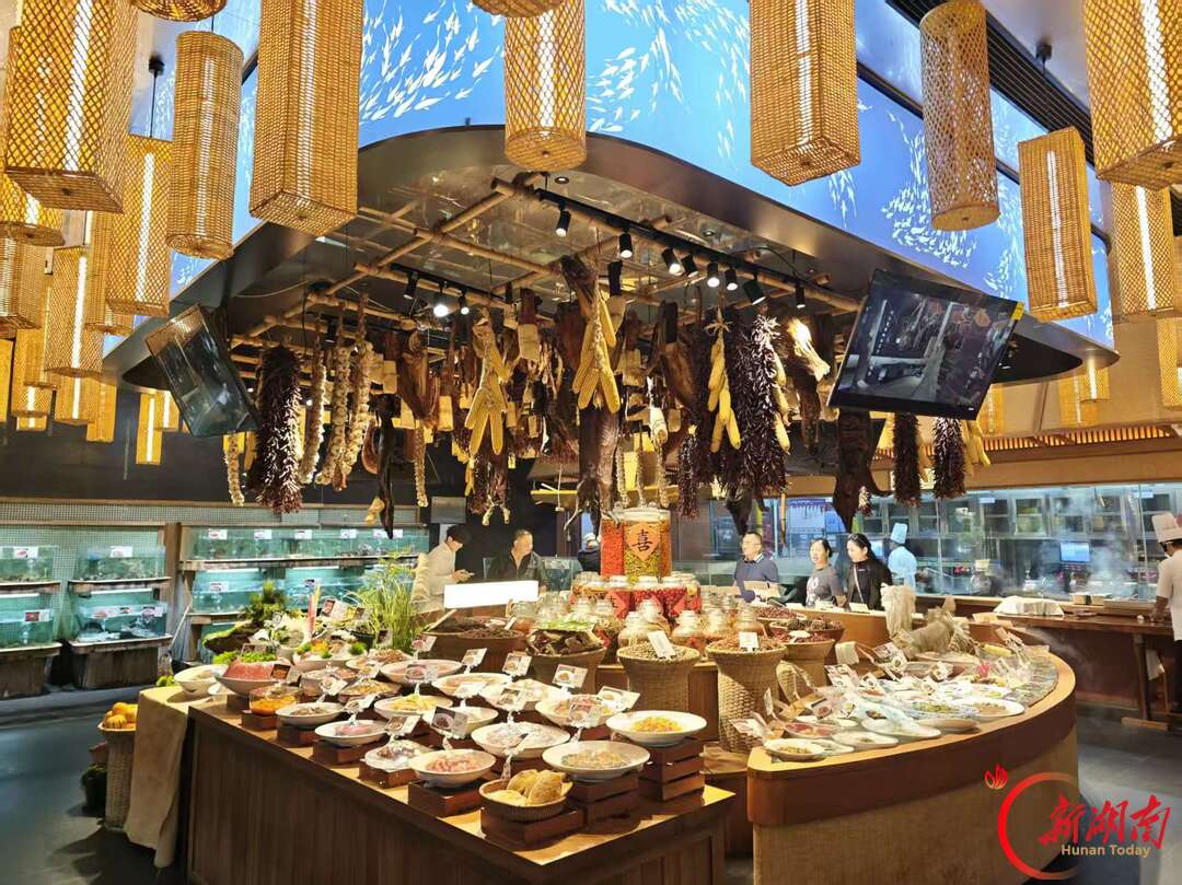 从庭院正餐到烧烤宵夜,谁把三万平美食村落搬进了城市?