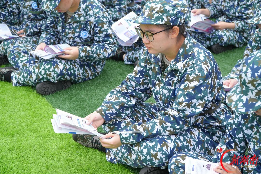 青春正步走丨迷彩方阵间,共筑反诈墙