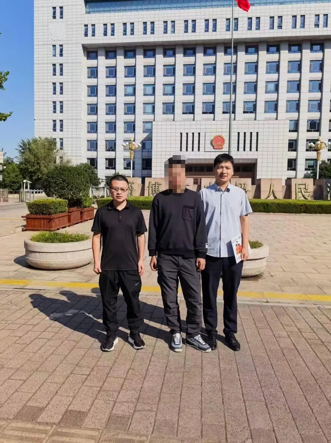 山东淄博男子捉奸，收妻子情夫2.5万元被判敲诈勒索，再审改判无罪；两年后提交超400万元国家赔偿申请书，希望追究办案人员责任