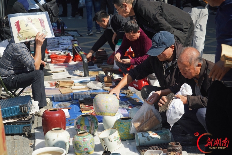 秋日古玩集市“淘宝”忙