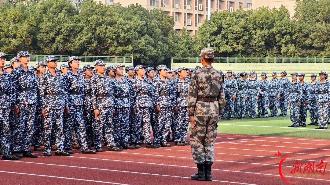 青春正步走丨迷彩铸担当，温情伴成长
