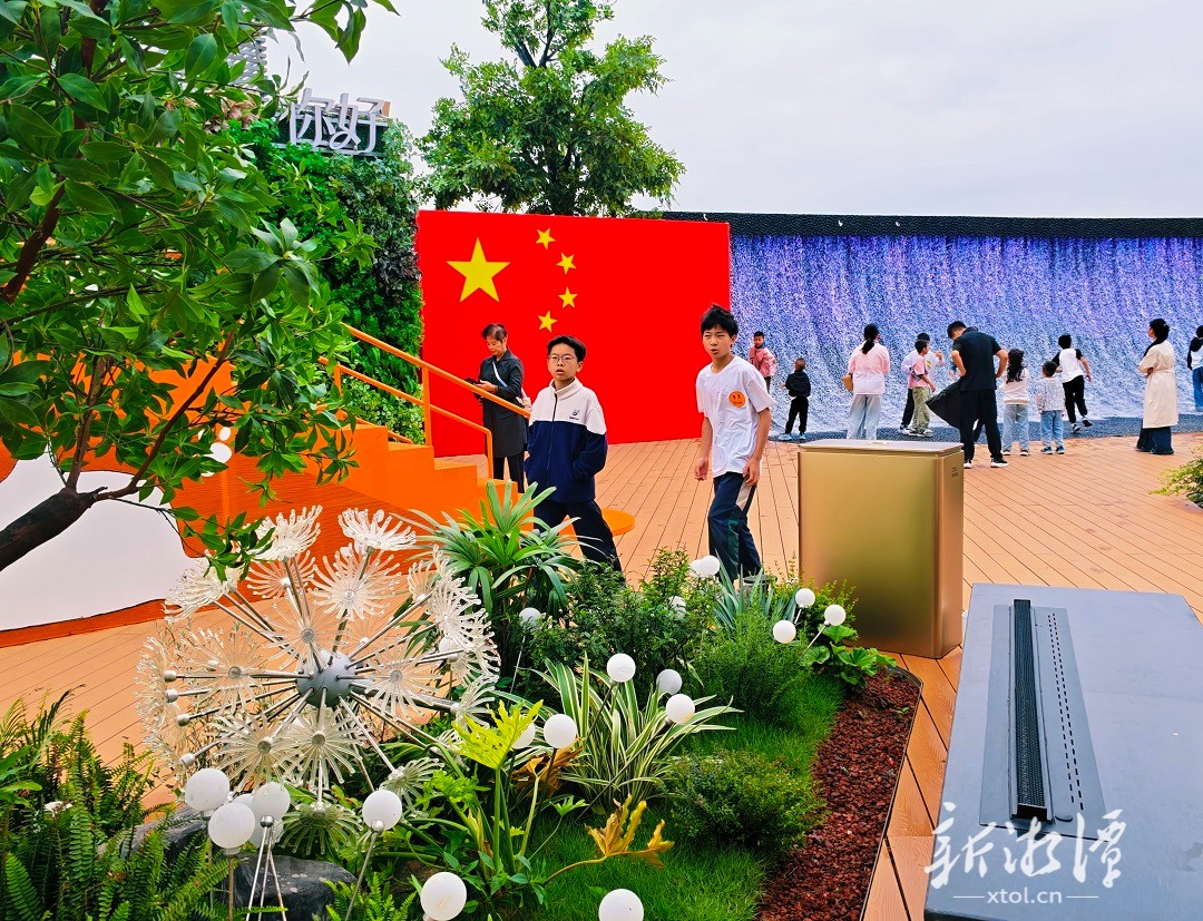 湘潭：市民与国旗同框 厚植家国情怀