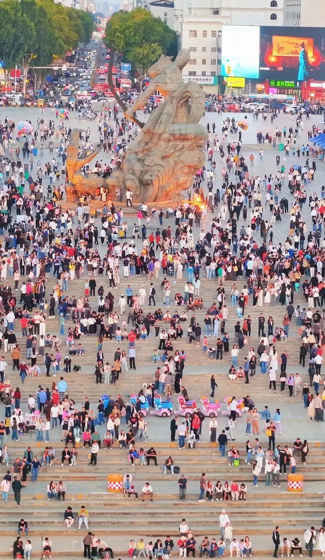 这个国庆，岳阳凭什么“入戏”出圈？353.77万人次给出答案