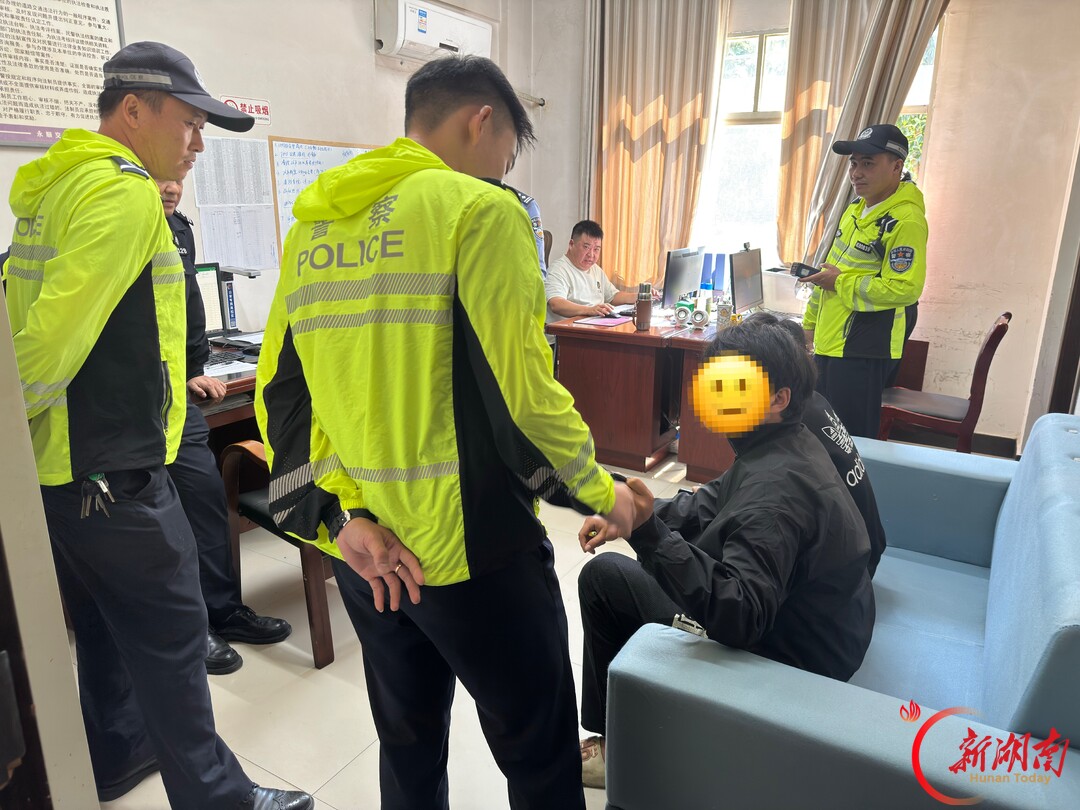 多人挤乘摩托车！交警警示：别让孩子拿生命冒险