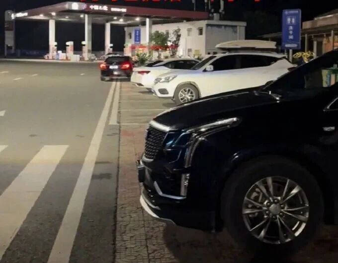 离加油站仅20米汽油耗尽，车主请加油员手动灌油被拒，只得花350元叫拖车，服务区致歉