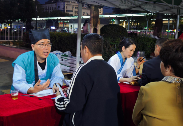 六大特色体验区点亮夜间健康生活!邵阳中医药夜市附二专场温情开市