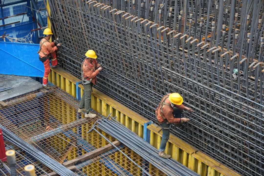 国庆攻坚不停歇!桂郴高速小东江特大桥建设跑出“加速度”