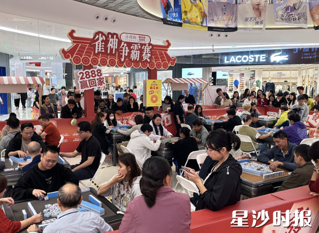 消费热力全开 客流销售双增长 松雅湖商圈多元狂欢点亮假日经济，持续激活县域商贸新活力