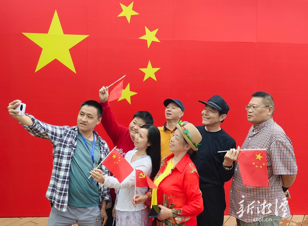湘潭：市民与国旗同框 厚植家国情怀