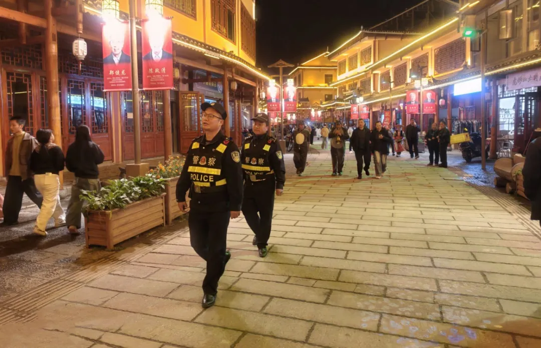 国庆“警”色护花瑶 隆回警方坚守一线守护景区夜平安