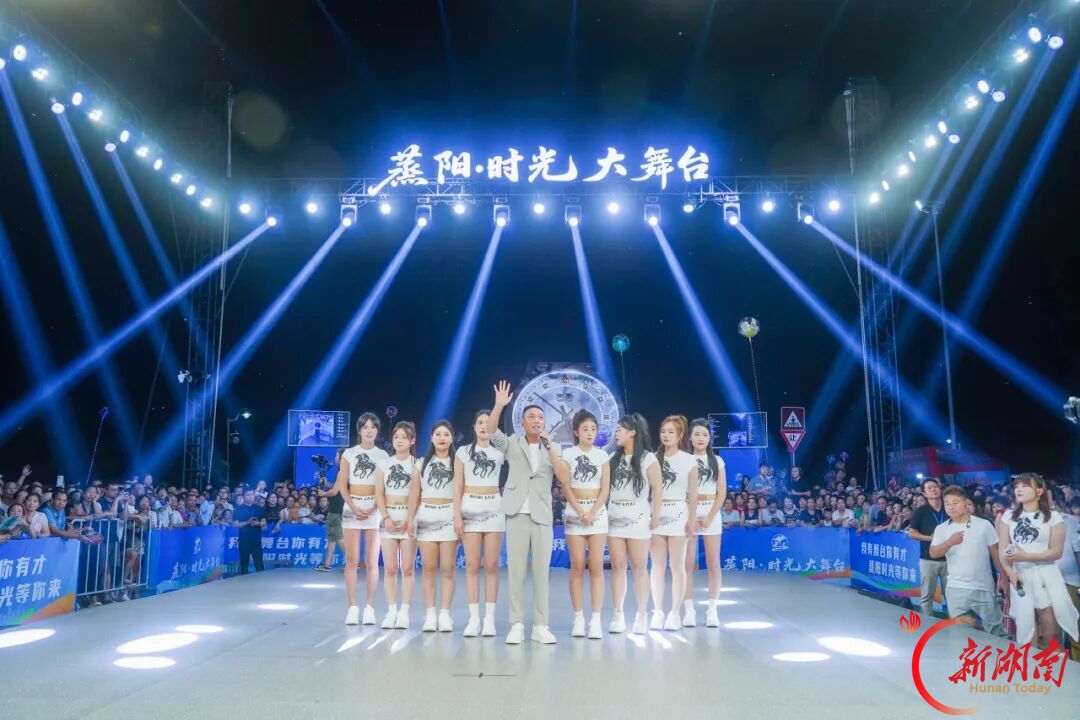 白天晒秋忙收获 夜晚登台唱欢歌  衡阳县：蒸阳歌舞耳边绕，田园风光眼中留