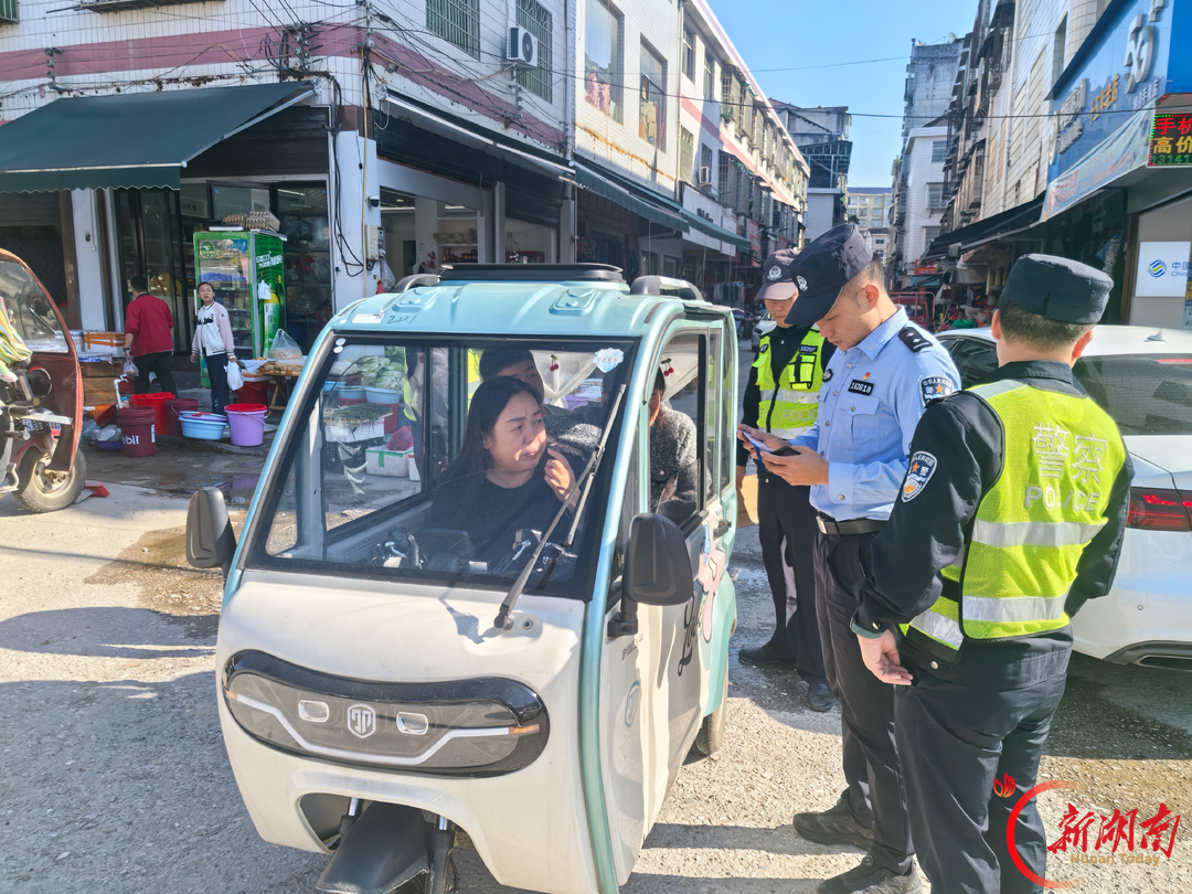 永顺交警开展路面临检护航复工返校
