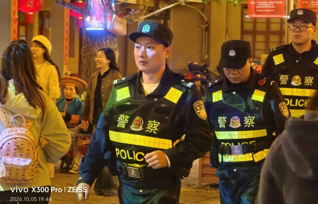 国庆“警”色护花瑶 隆回警方坚守一线守护景区夜平安