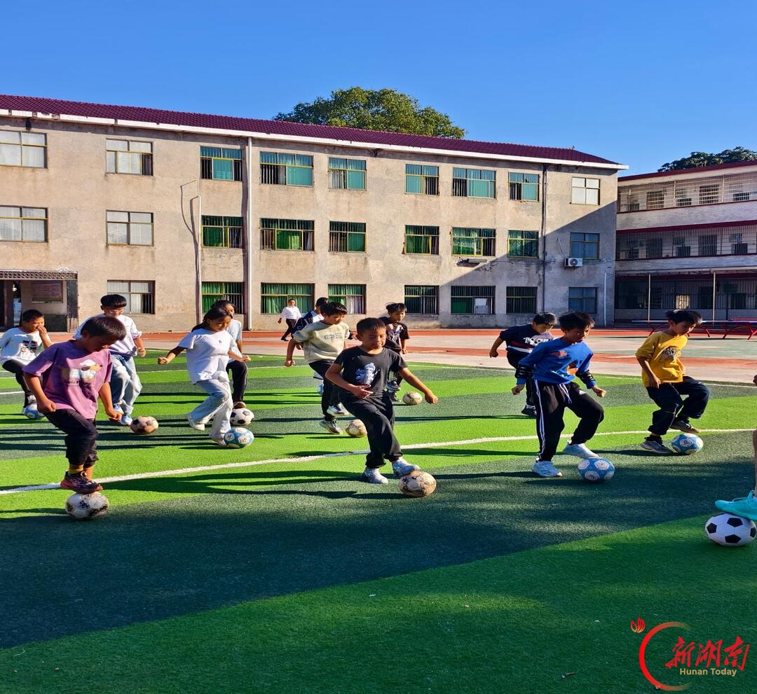 祁东县灵官镇中心小学开展足球特色兴趣班课后服务活动