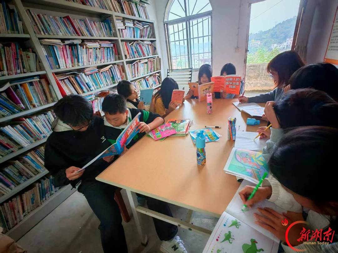邵阳县回龙村：党建引领聚少年 书香为伴度国庆
