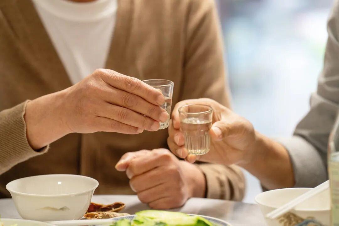 警惕“免费午餐”!抢着买单的“知心好友”竟是境外间谍